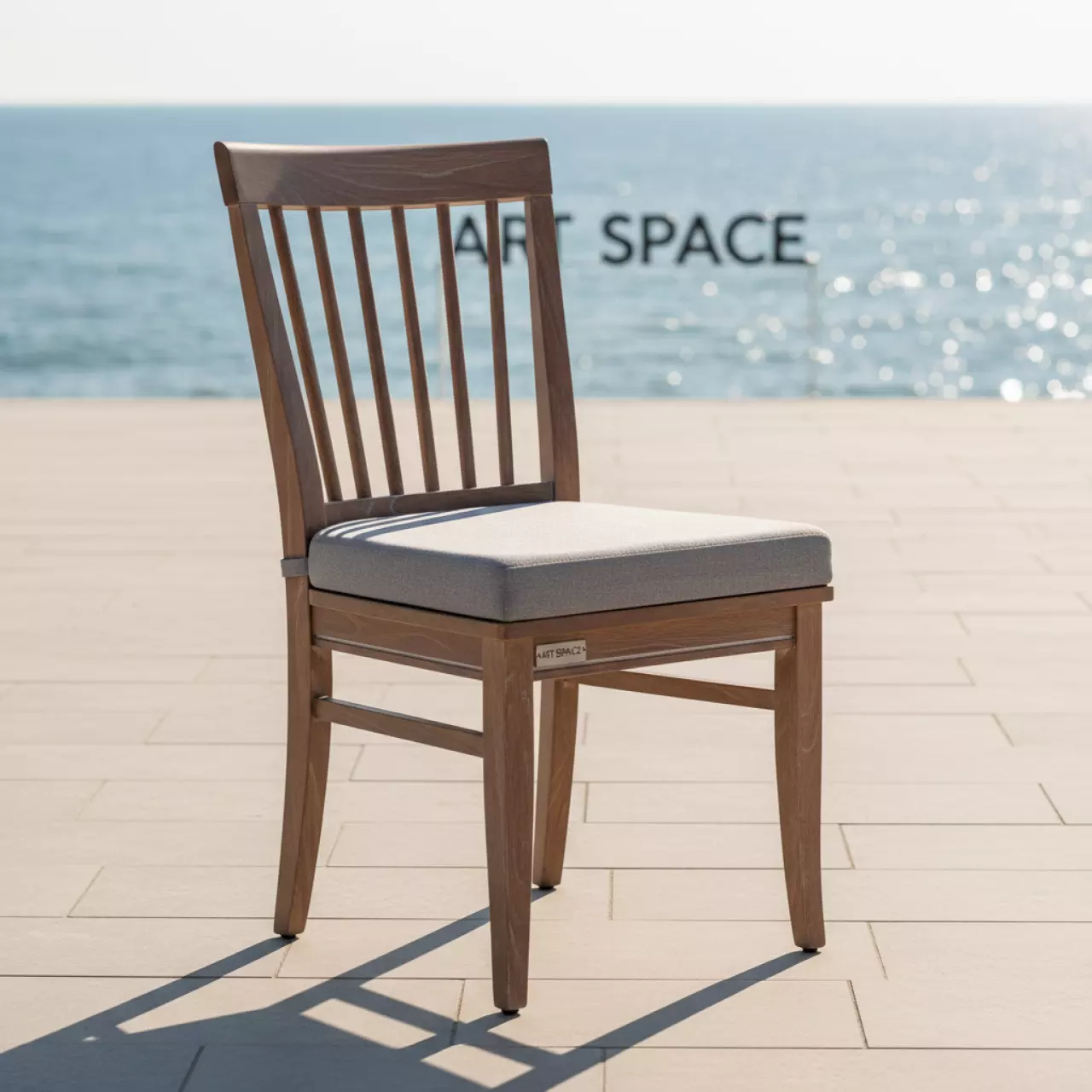 Аренда Стул Такер старинный орех с белой патиной подушка Ametist Bravo White на пляже «Маяк» — ART SPACE