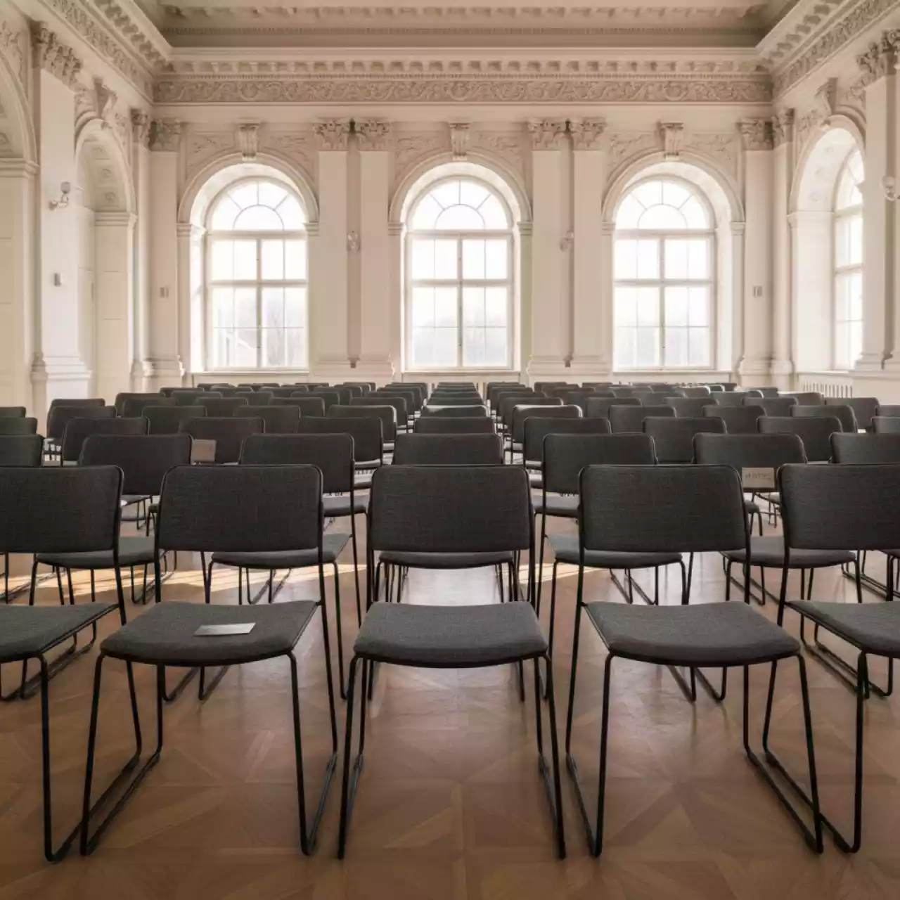 Аренда Стул ткань серо черная Iso в усадьбе Голицына — ART SPACE