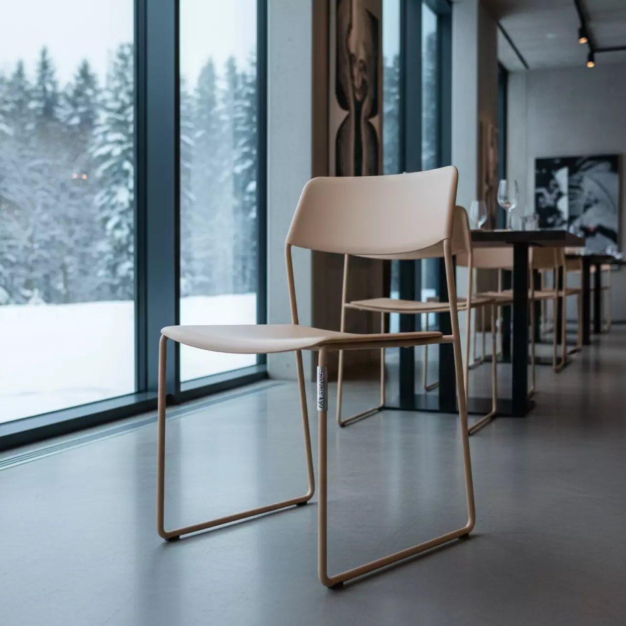 Аренда Стул Tom латте в ресторане «Voda» — ART SPACE