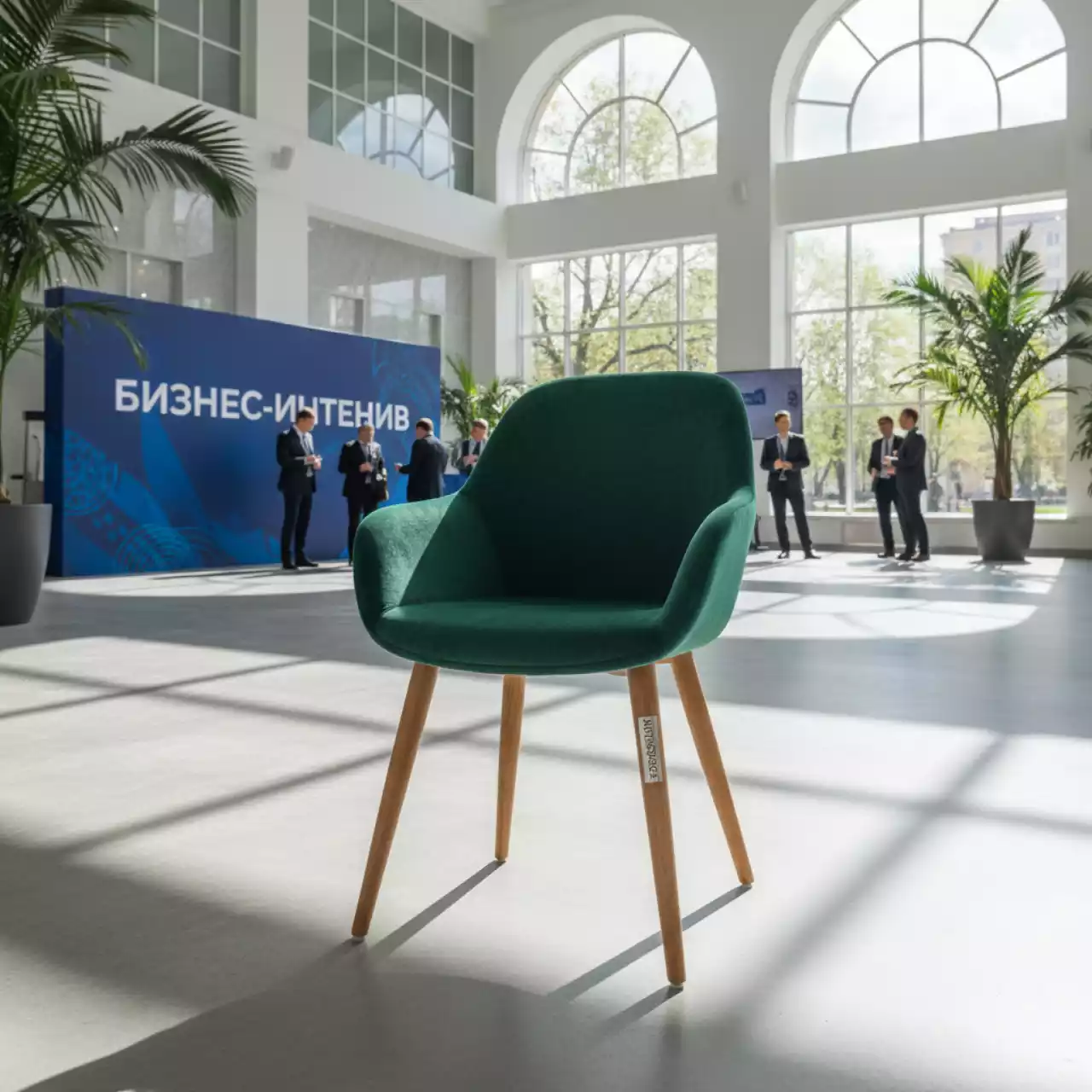 Аренда Стул Тони изумрудный ножки бук в Маринс Парк Отеле — ART SPACE