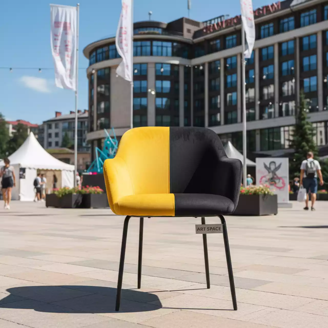 Аренда Стул Тони вельвет желто черный ножки металлические черные в Гранд Отель Поляна — ART SPACE