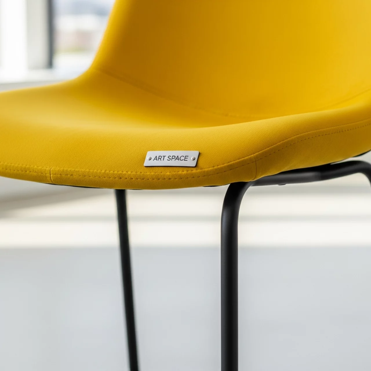 Аренда Стул Тони вельвет желтый черный на пляже «Ривьера» — ART SPACE