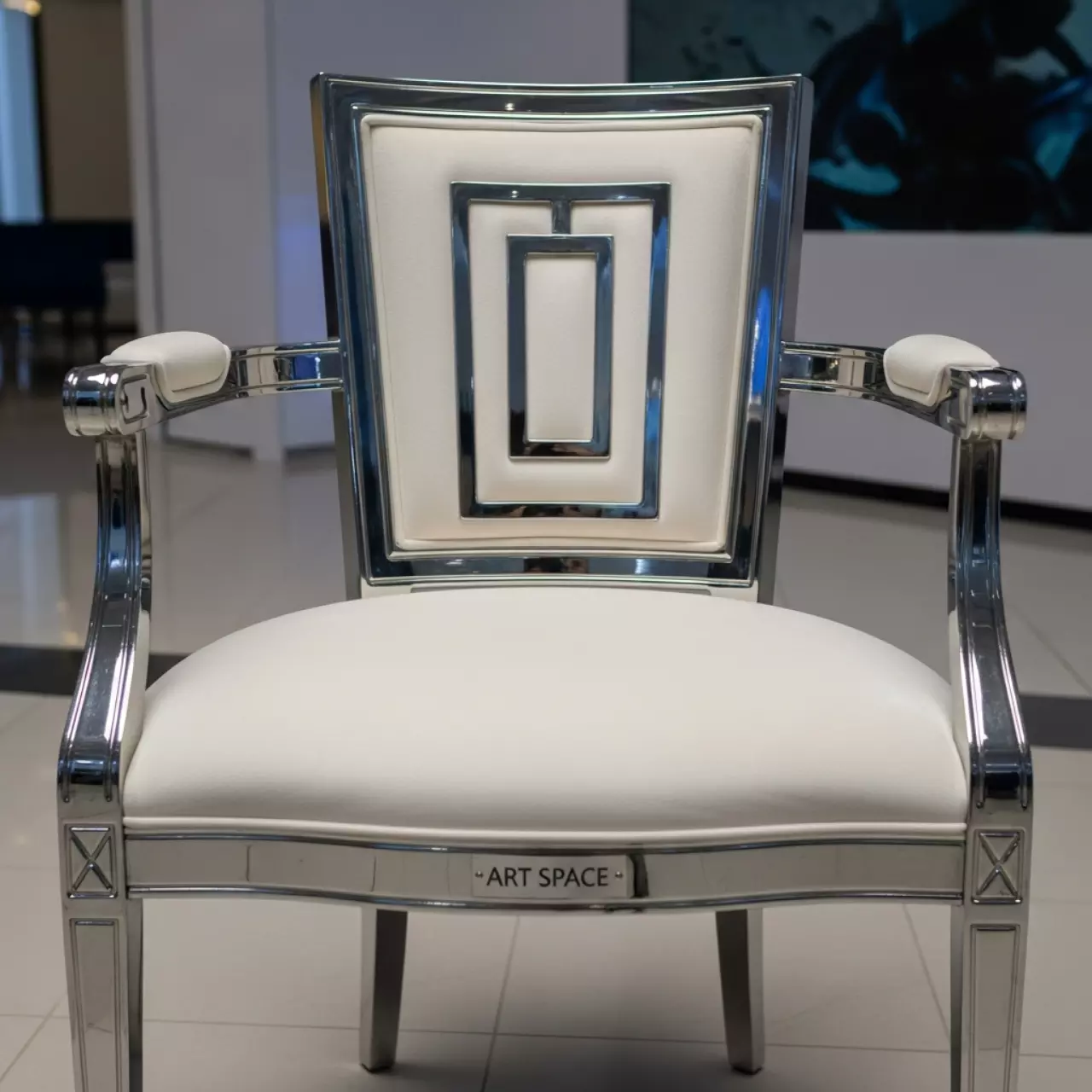 Аренда Стул Тотем серебряный сливочно молочный бархат в Mantera Supreme — ART SPACE