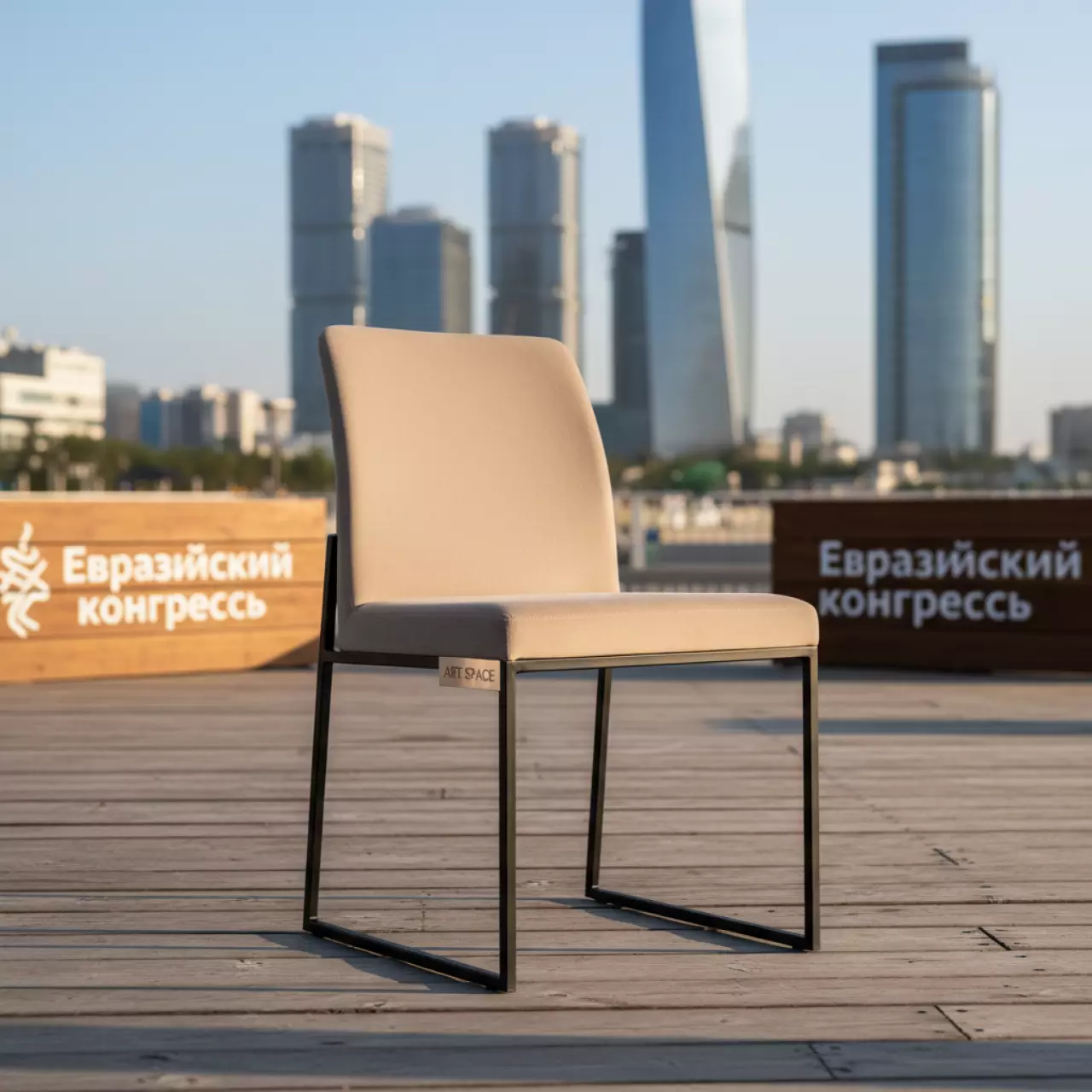 Аренда Стул Tumult бежевый вельвет в пляжном клубе Del Mar — ART SPACE