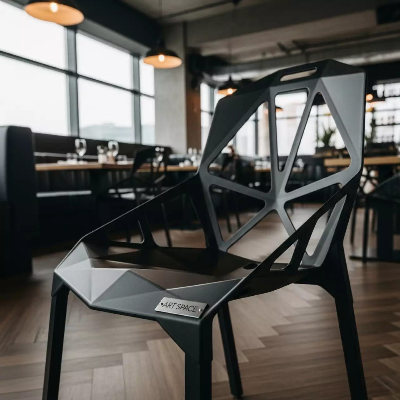 Аренда Стул Tumult черный в ресторане «Высота 5642» — ART SPACE