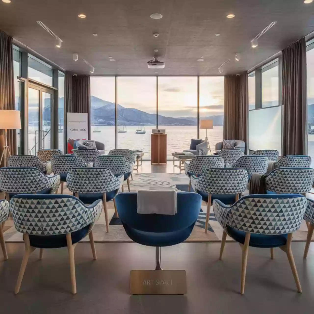 Аренда Стул Тюльпан велюр Bella гобелен Геометрия спинка деревянные ножки на парусной регате (Сочи) — ART SPACE