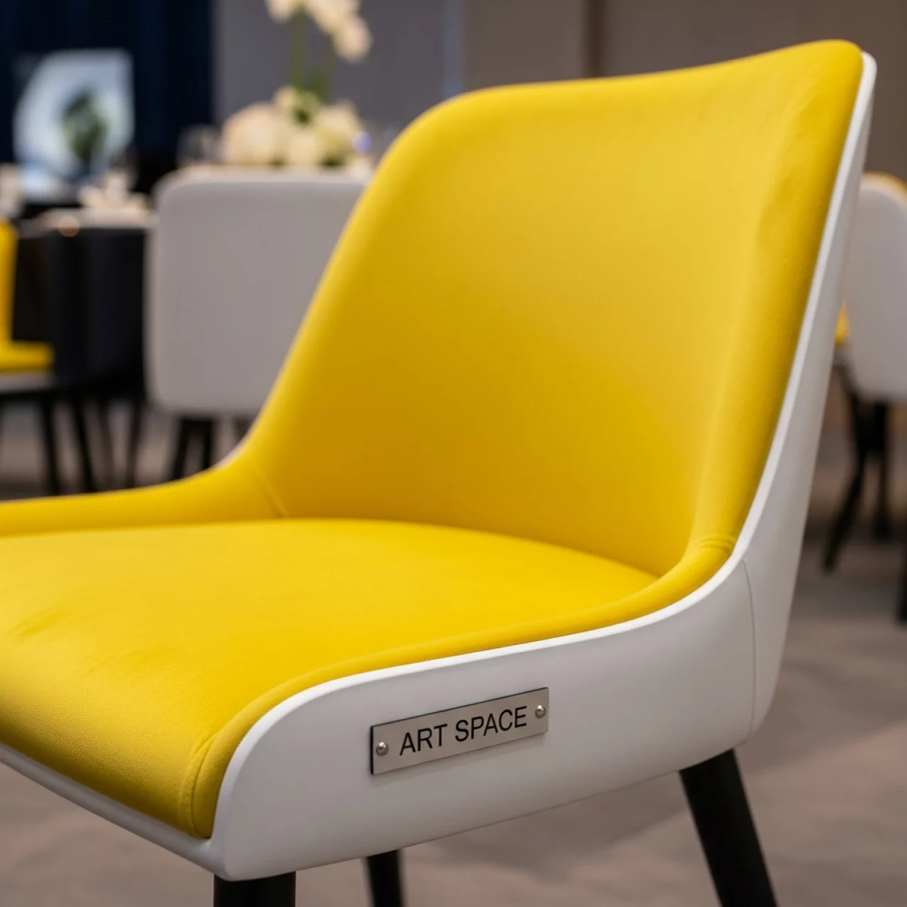 Аренда Стул UNISON белый с лимонной бархатной подушкой на Имеретинской набережной — ART SPACE