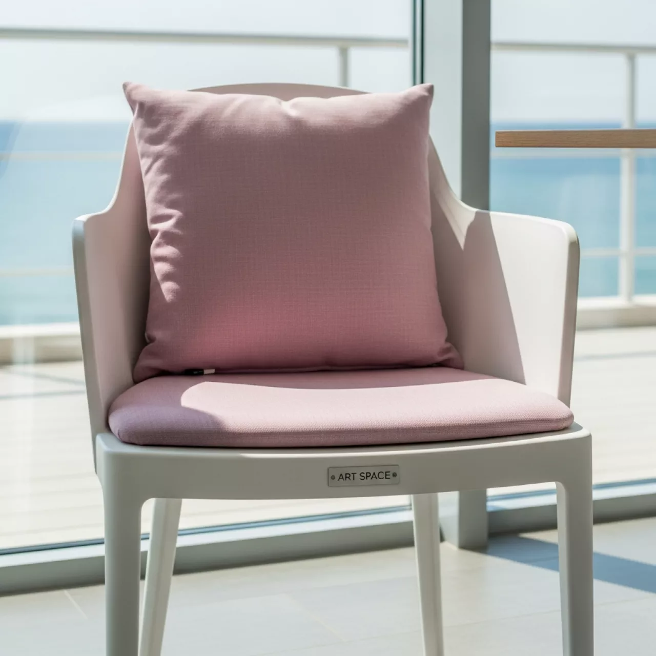 Аренда Стул УНИСОН белый с пудровой габардиновой подушкой в ресторане «Паруса» — ART SPACE
