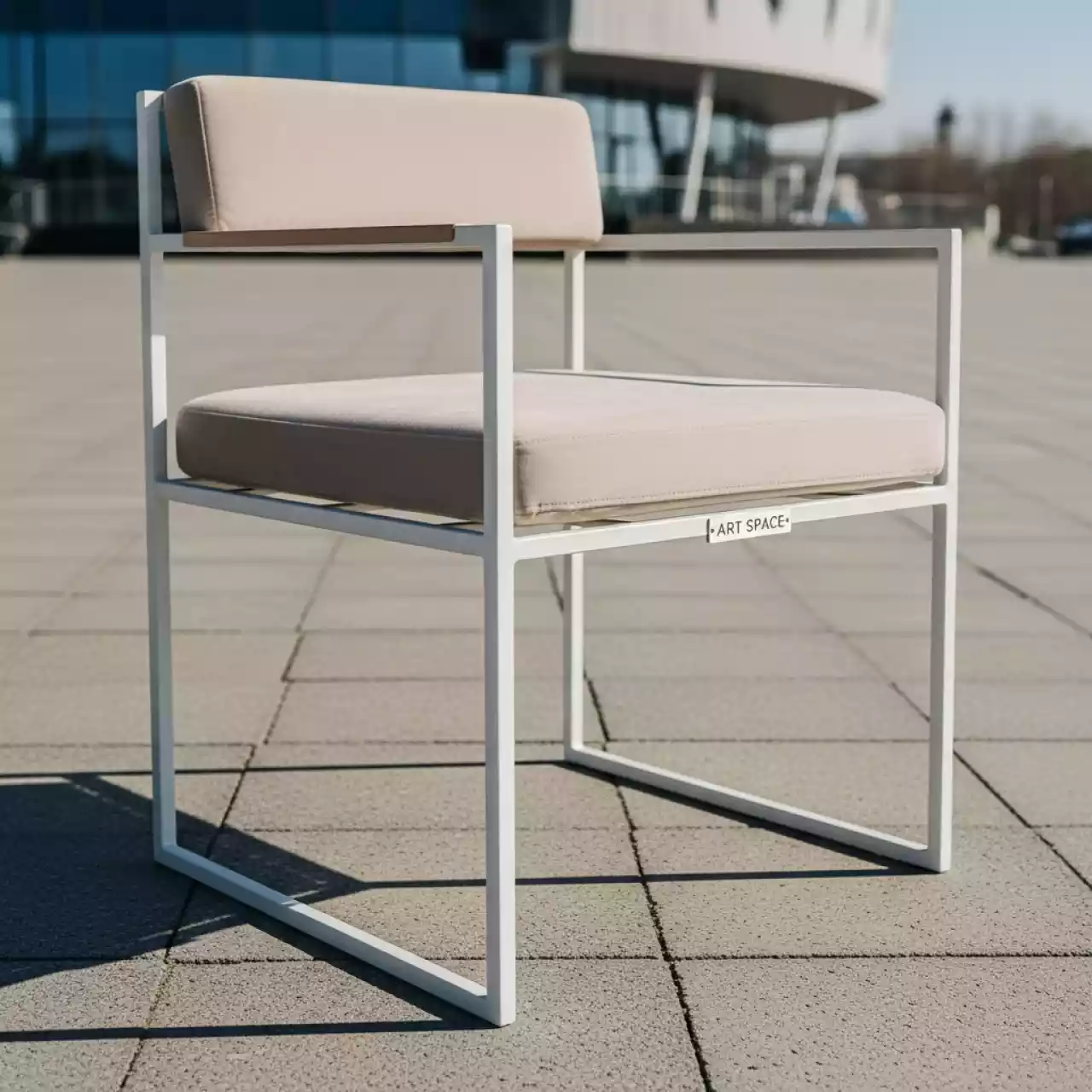 Аренда Стул UNISON белый со светло бежевой бархатной подушкой в Сириус Арене — ART SPACE