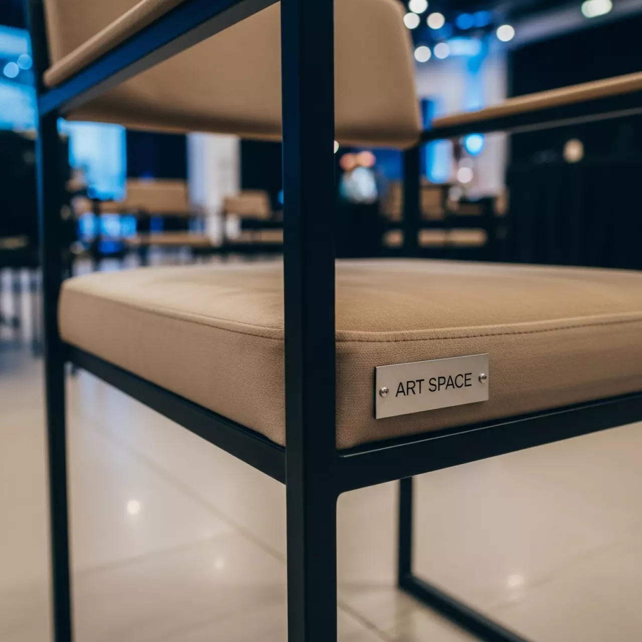 Аренда Стул УНИСОН черный с бежевой бархатной подушкой на Медальной площади — ART SPACE
