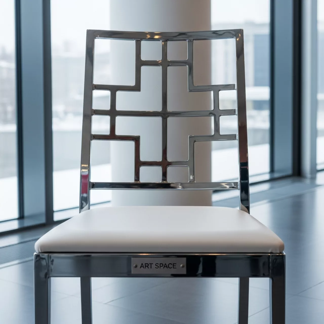 Аренда Стул Вашингтон серебряный с белой подушкой в Grand Karat Sochi — ART SPACE