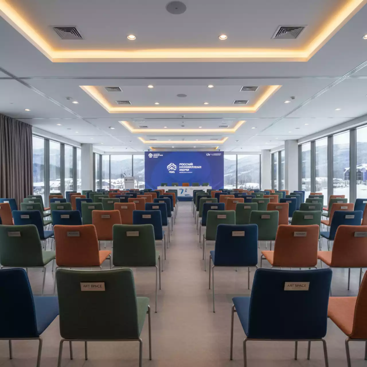 Аренда Стул Venezia на ножках с крючком для сцепки в Rixos Krasnaya Polyana — ART SPACE