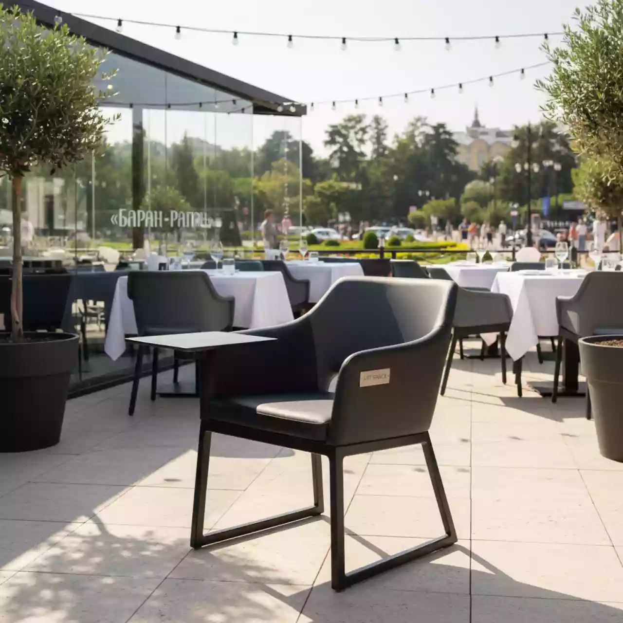 Аренда Стул Venezia на ножках с подлокотниками и столиком черный серый в ресторане «Баран-Рапан» — ART SPACE