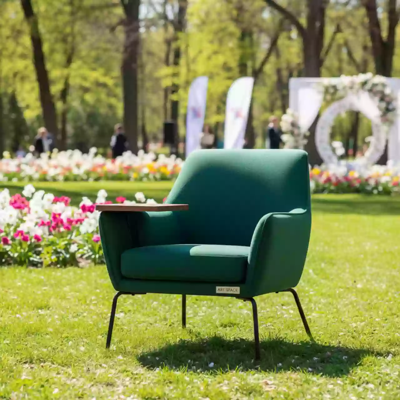 Аренда Стул Venezia на ножках с подлокотниками и столиком зеленый в парке «Ривьера» — ART SPACE