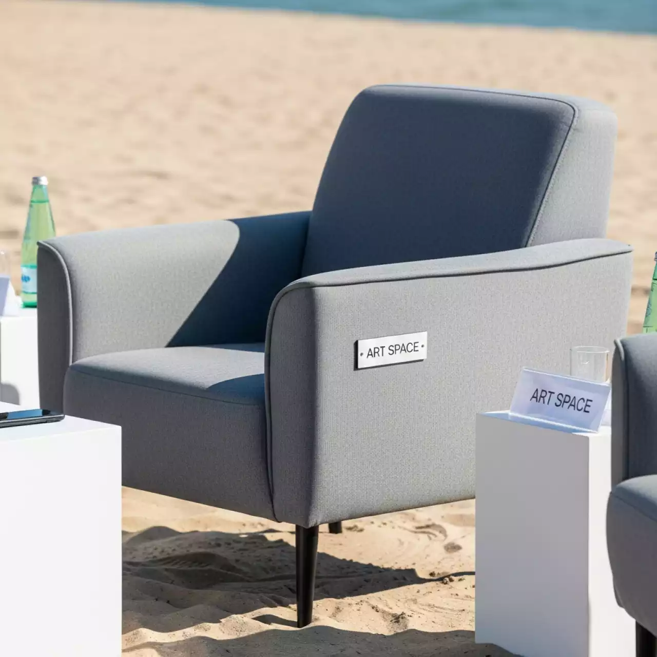 Аренда Стул Venezia с ножками подлокотниками и столиком серый на пляже «Маяк» — ART SPACE
