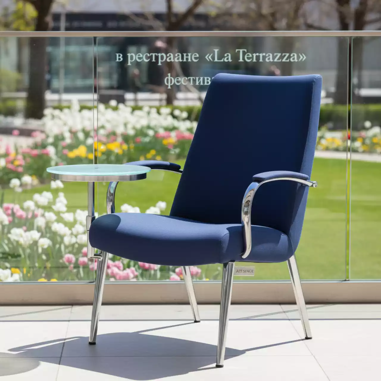 Аренда Стул Venezia с подлокотниками и столиком в ресторане «La Terrazza» — ART SPACE