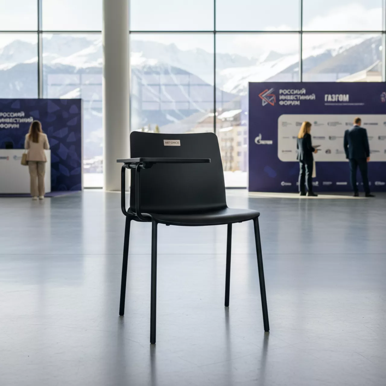 Аренда Стул Vicenza на ножках с подлокотниками и столиком BLACK черный на курорте «Газпром» (Альпика) — ART SPACE