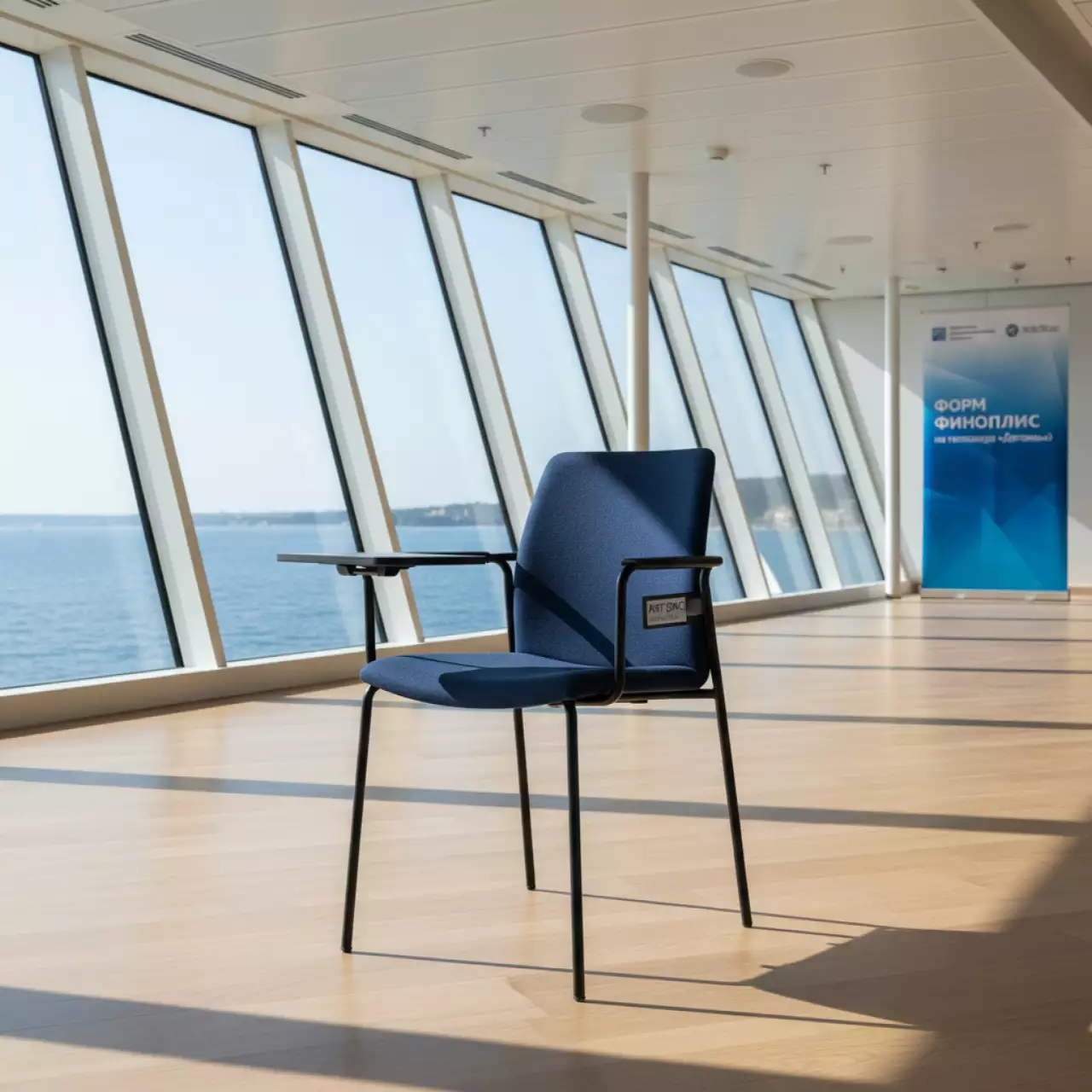 Аренда Стул Vicenza на ножках с подлокотниками и столиком черный синий на теплоходе «Дагомыс» — ART SPACE