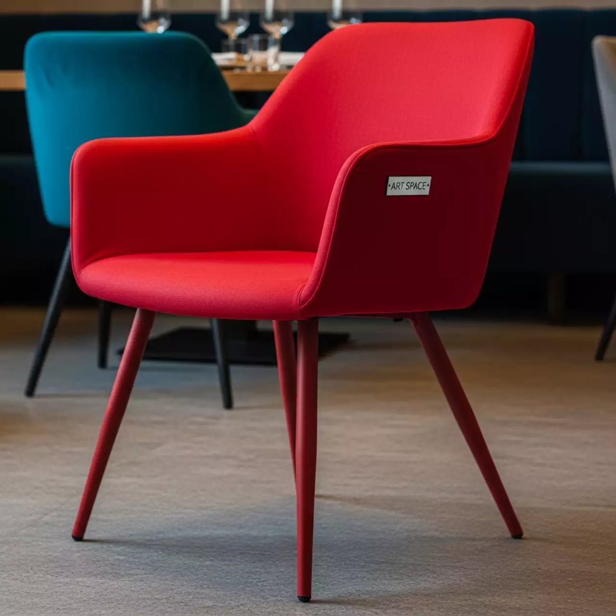 Аренда Стул Vicenza на ножках с подлокотниками красный в ресторане «La Terrazza» — ART SPACE