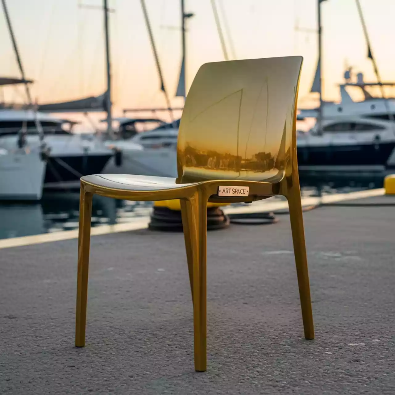 Аренда Стул Винус NEW пластиковый золотой на парусной регате (Сочи) — ART SPACE