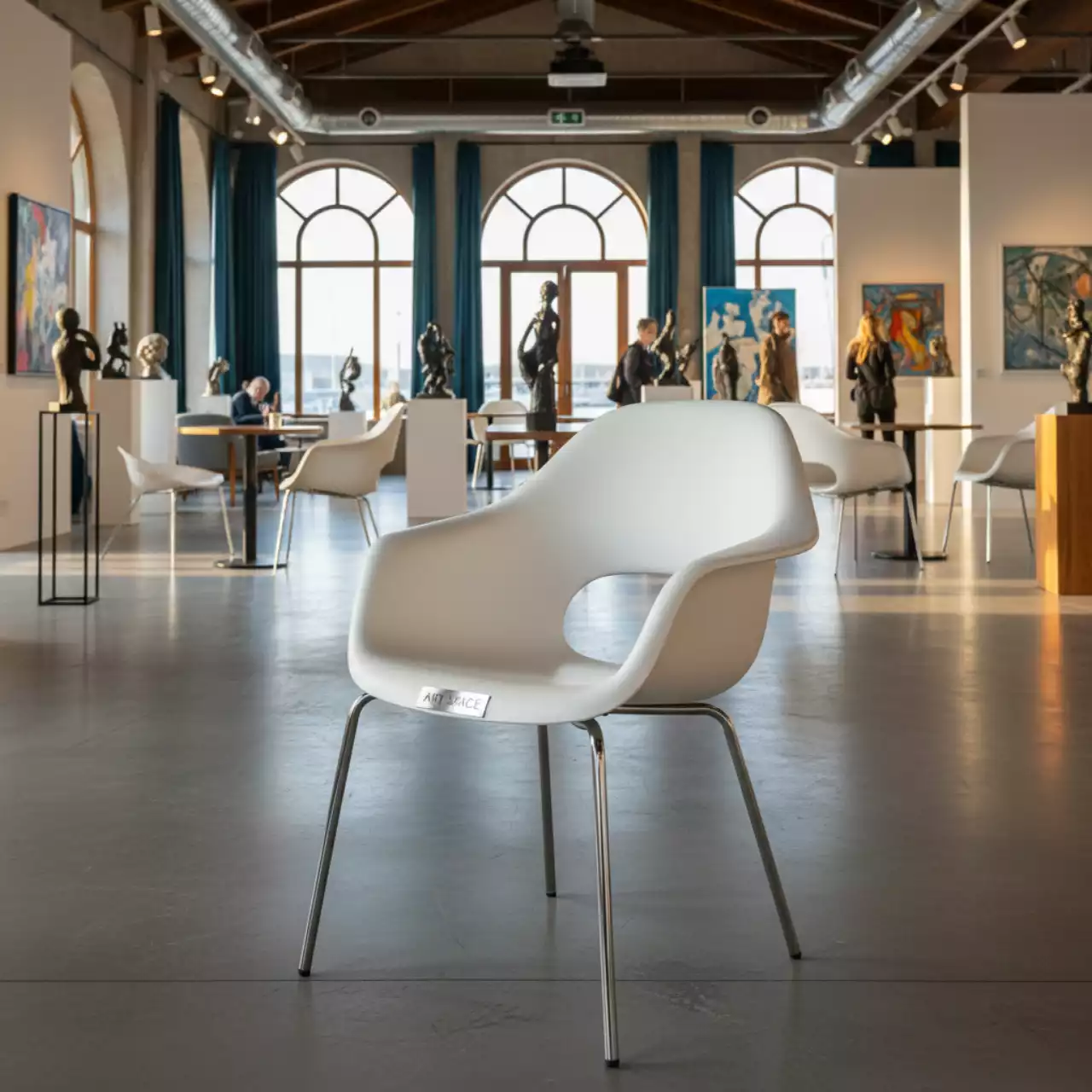 Аренда Стул XRB AW White хромированные ножки в ресторане «Магадан» — ART SPACE