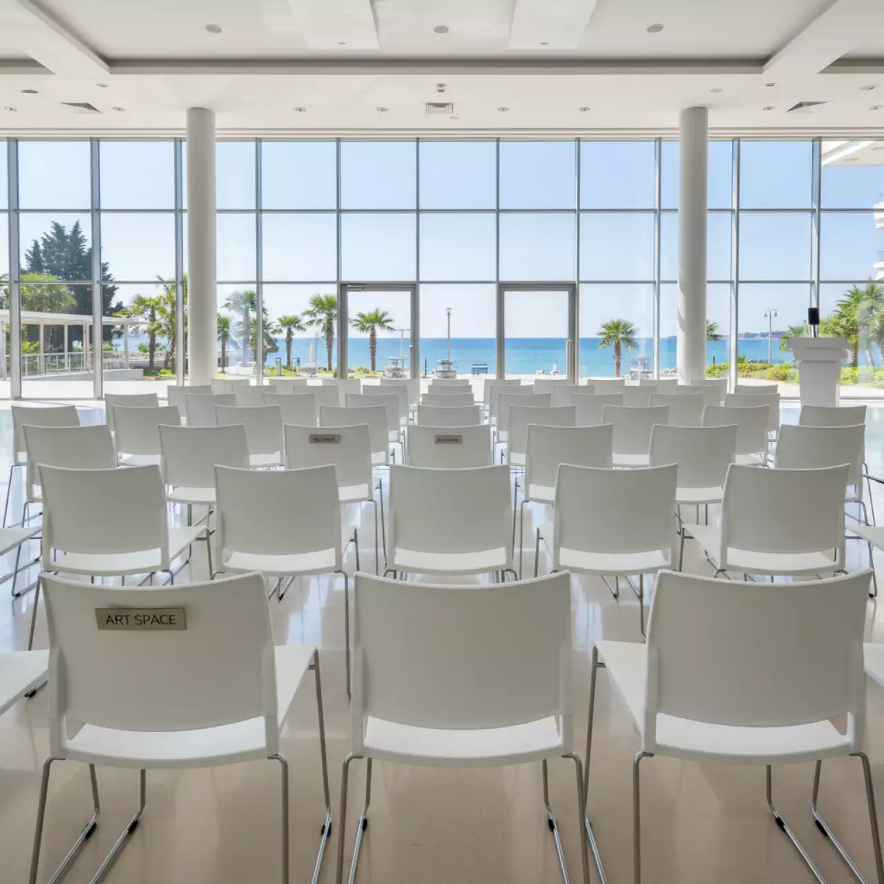 Аренда Стулья АРТ СПЕЙС пластиковые белые в гранд-отеле «Жемчужина» — ART SPACE