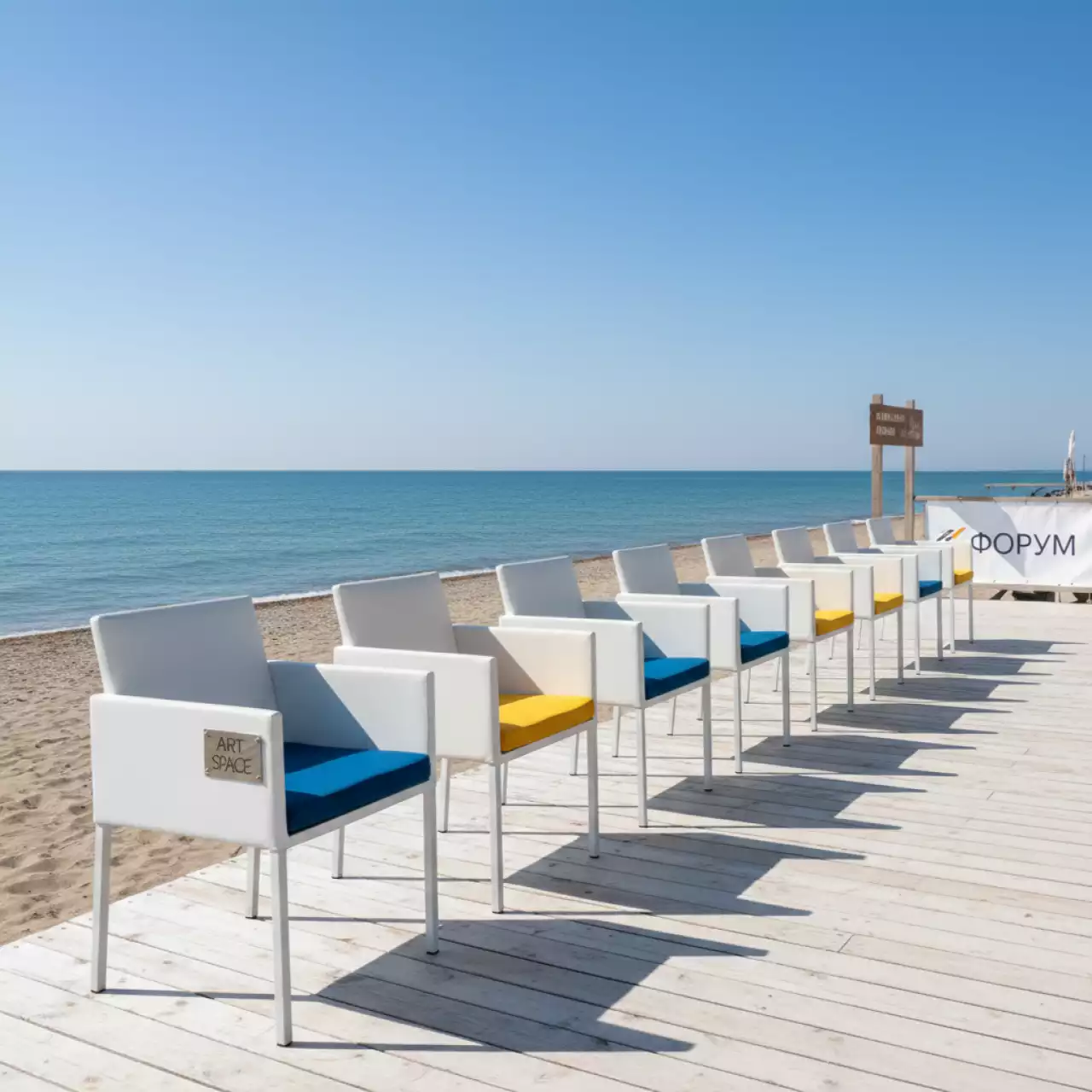 Аренда Стулья АРТ СПЕЙС с подушками на пляже «Ривьера» — ART SPACE