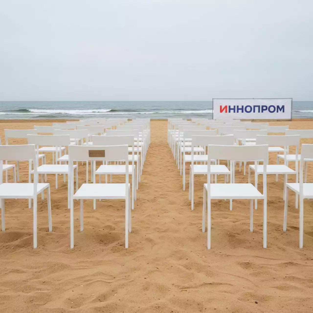 Аренда Стулья банкетные белые на пляже «Ривьера» — ART SPACE