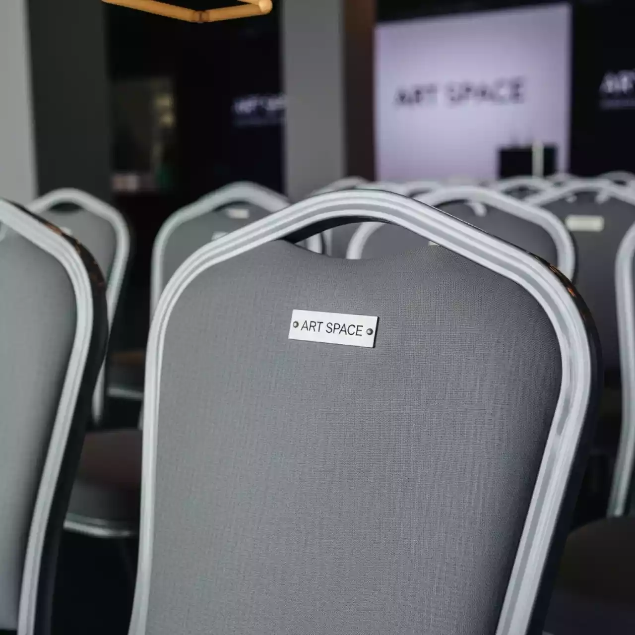 Аренда Стулья банкетные серые для конференций в Mantera Supreme — ART SPACE