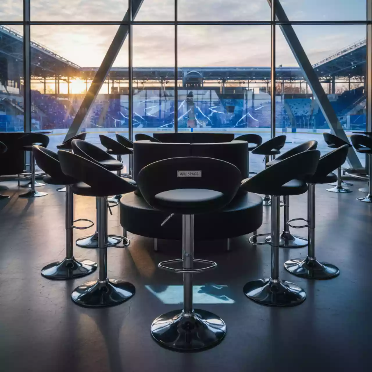 Аренда Стулья барные Bomba черные в ледовой арене «Шайба» — ART SPACE