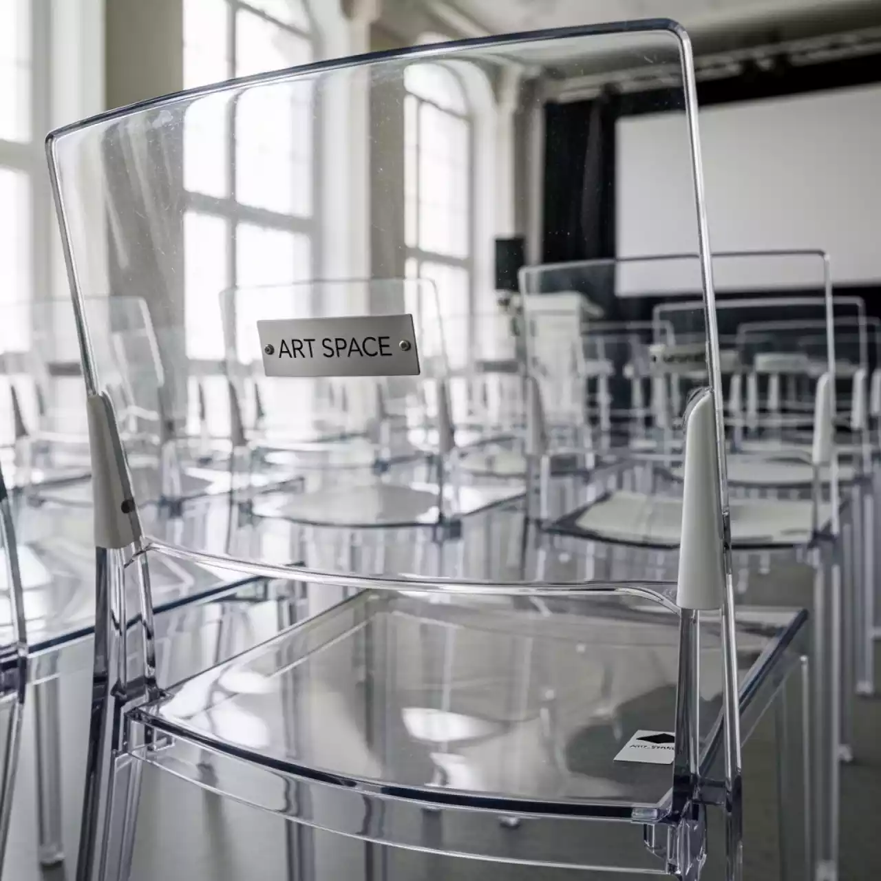 Аренда Стулья белые прозрачные для конференций в санатории «Черноморье» — ART SPACE