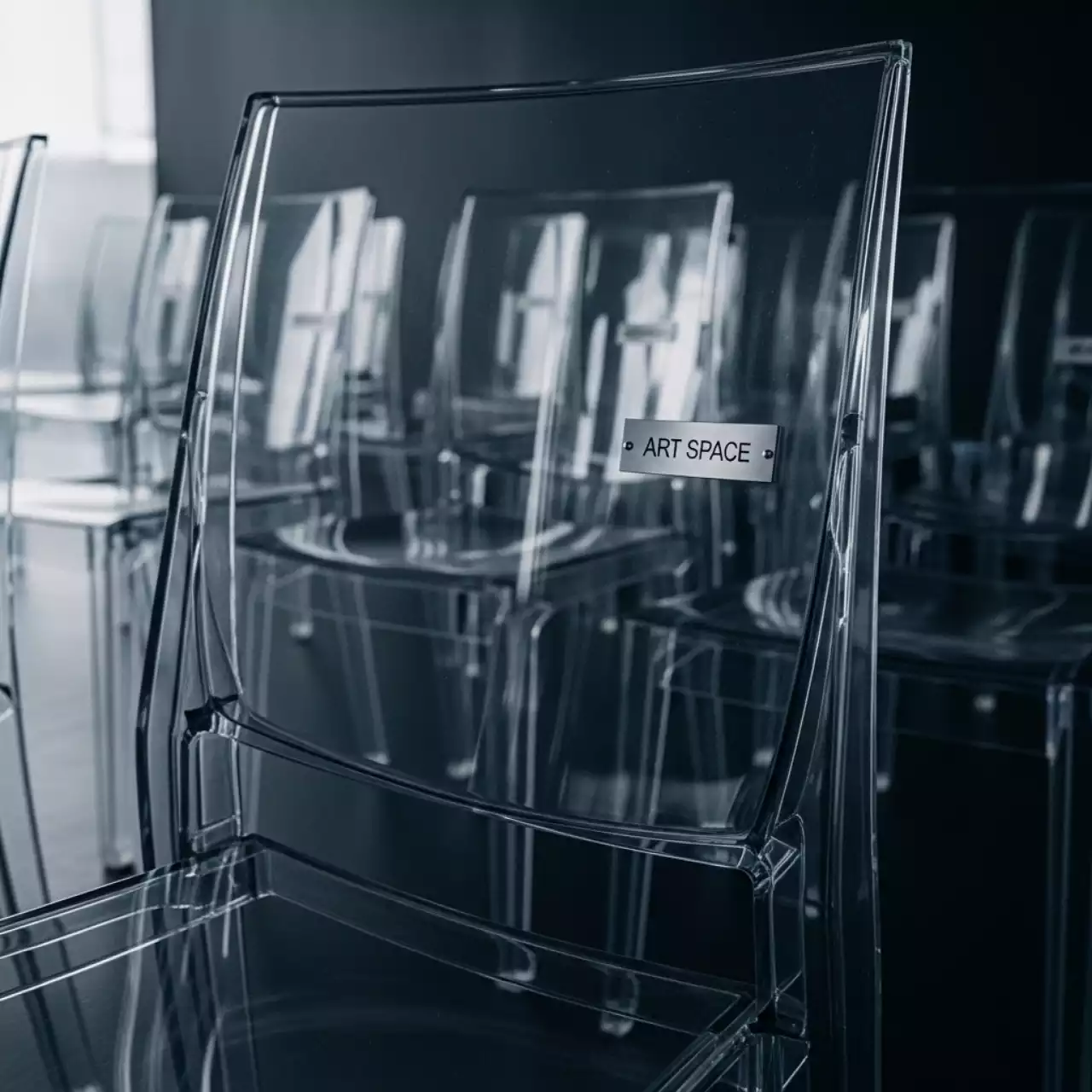 Аренда Стулья черные прозрачные для конференций в отеле «Богатырь» — ART SPACE