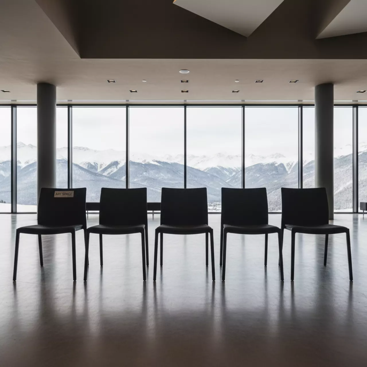 Аренда Стулья черные в Courtyard by Marriott Sochi — ART SPACE