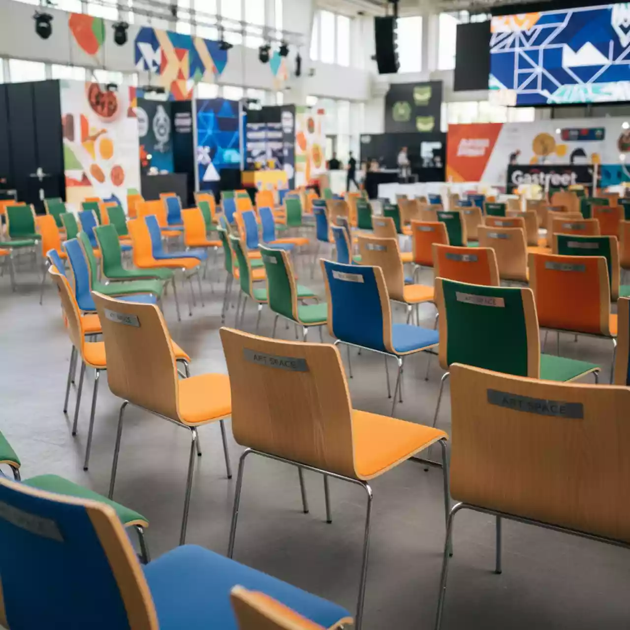Аренда Стулья деревянные для конференций в Gamma Sirius — ART SPACE