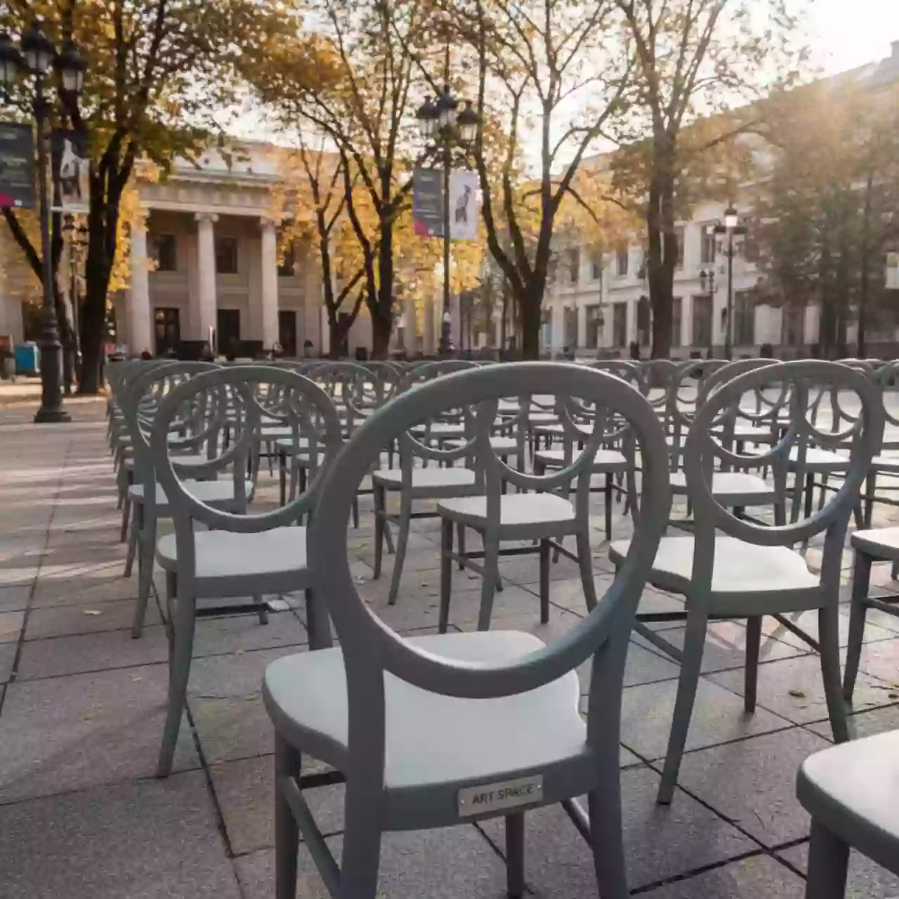 Аренда Стулья деревянные серые для конференций на Медальной площади — ART SPACE