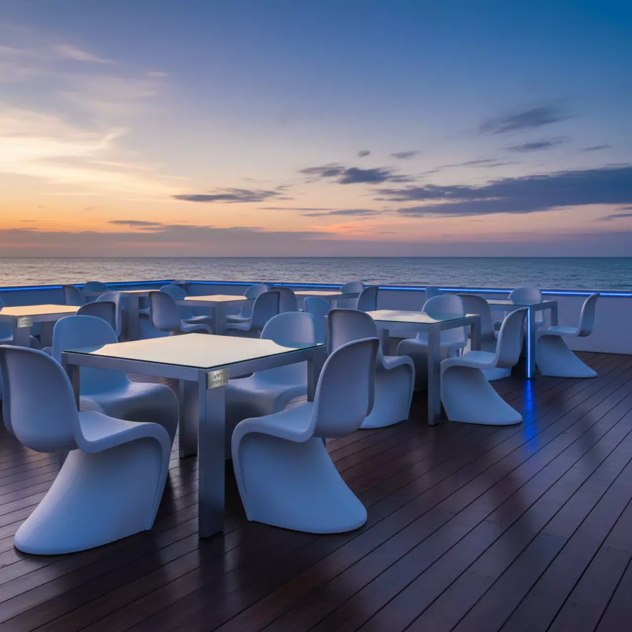 Аренда Стулья и столы для мероприятий на пляжных клубах Хосты — ART SPACE