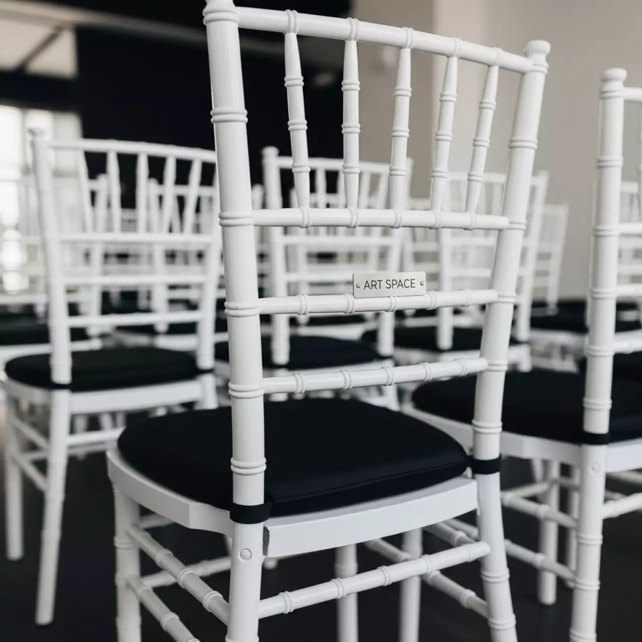 Аренда Стулья Кьявари белые металлические с черной подушкой в банкетном зале «Дельфин» — ART SPACE