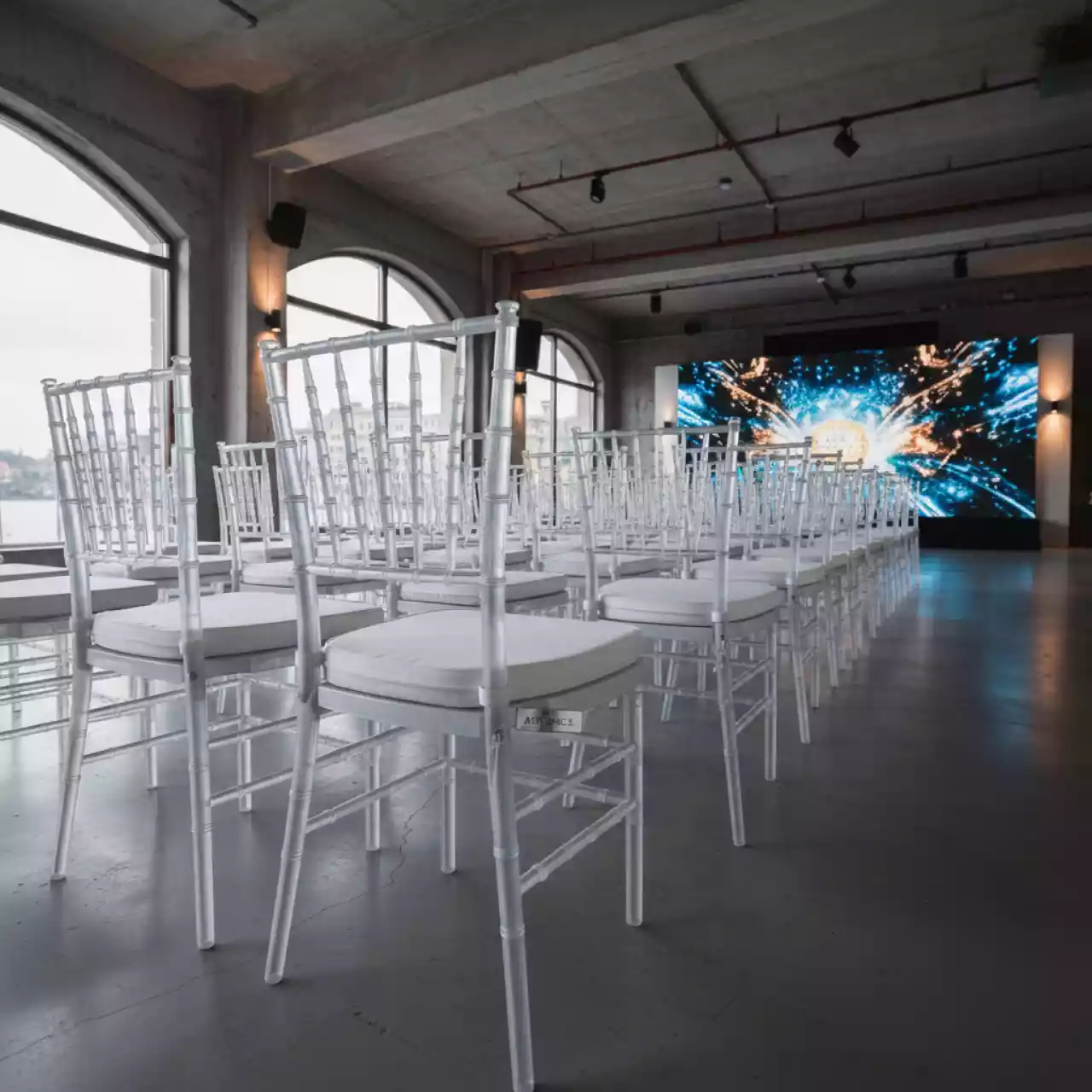 Аренда Стулья Кьявари белые поликарбонат с белой подушкой в Imeretinskiy Hotel — ART SPACE