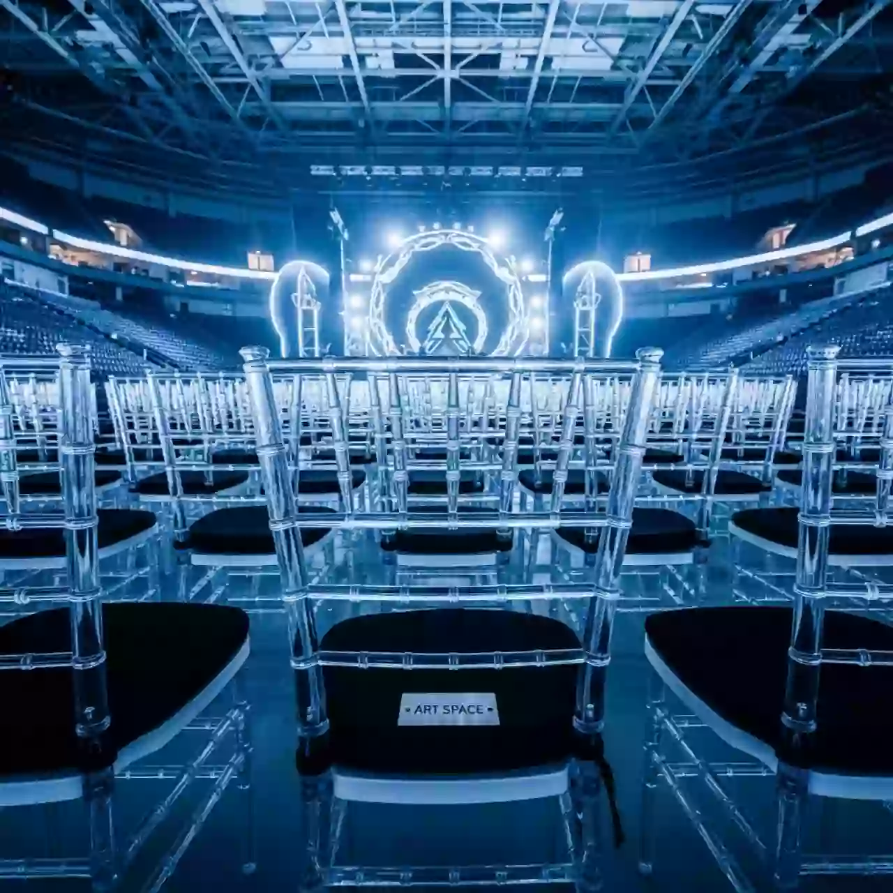 Аренда Стулья Кьявари белые поликарбонат с черной подушкой в ледовом дворце «Роза Хутор» — ART SPACE