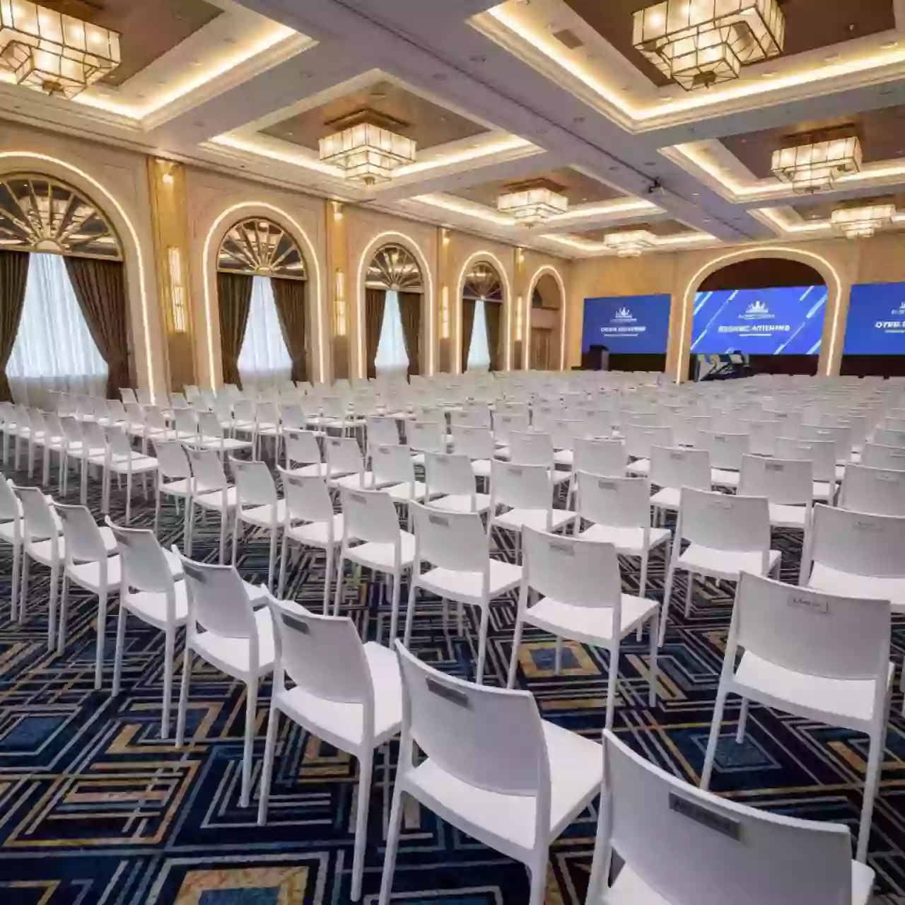 Аренда Стулья пластиковые белые для конференции в отеле «Богатырь» — ART SPACE