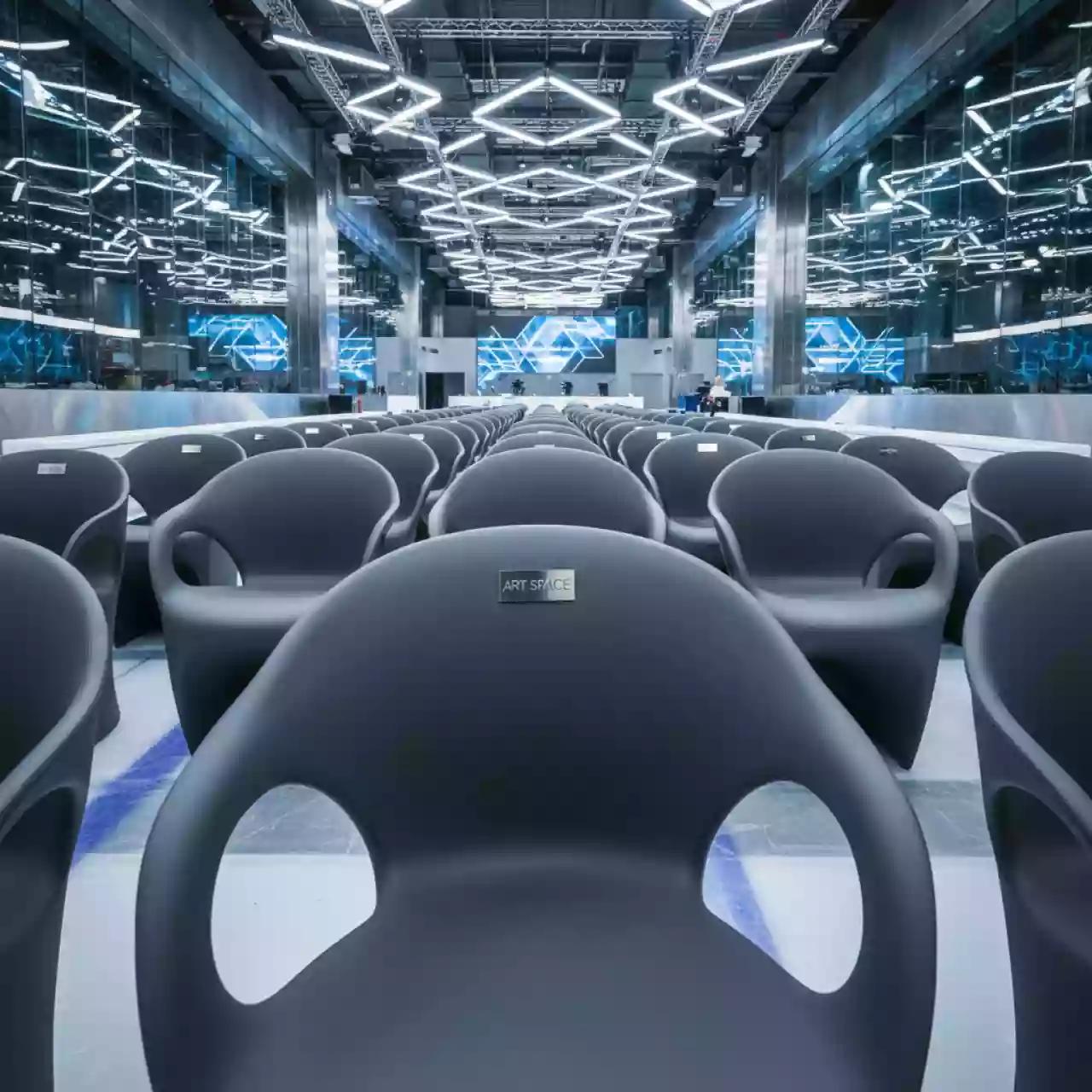 Аренда Стулья пластиковые для конференций в ледовом дворце «Роза Хутор» — ART SPACE