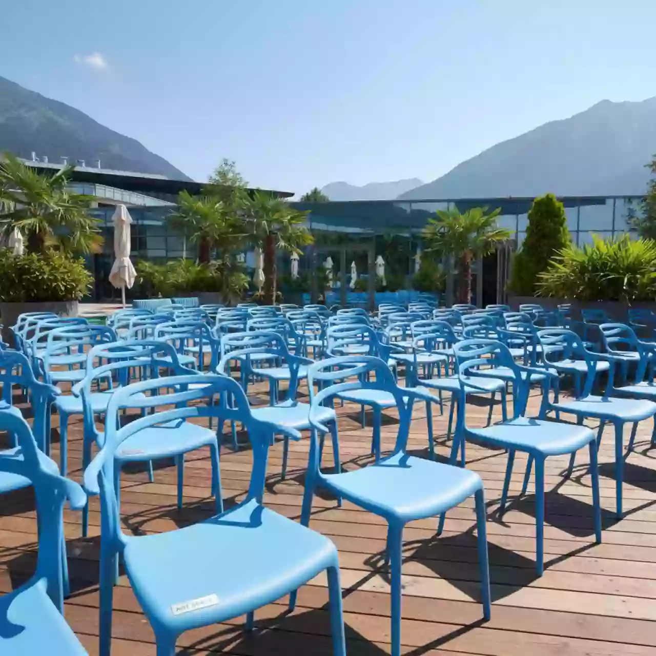 Аренда Стулья пластиковых Bora Bistrot Set голубой в Radisson Hotel Rosa Khutor — ART SPACE