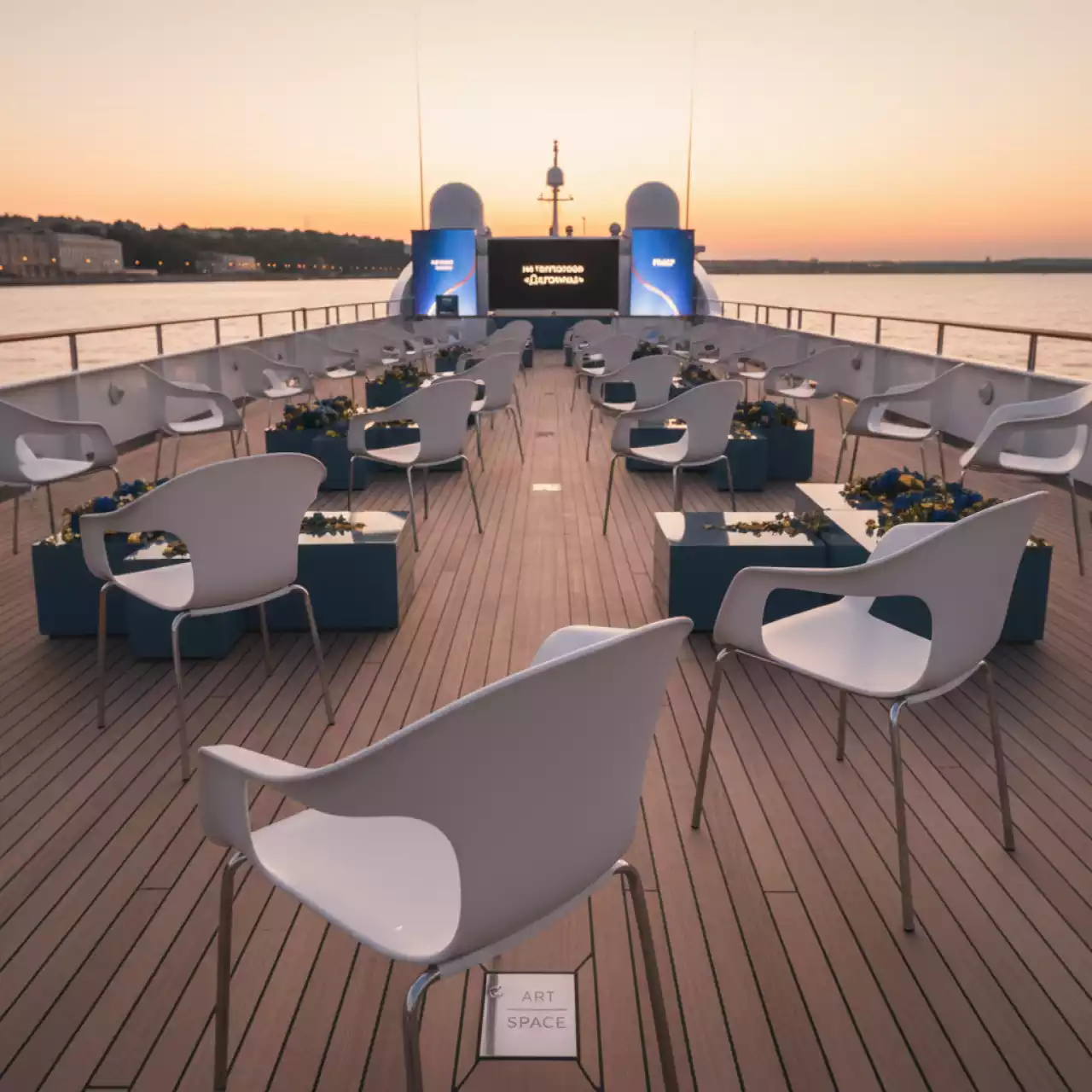 Аренда Стулья прозрачные белые на теплоходе «Дагомыс» — ART SPACE