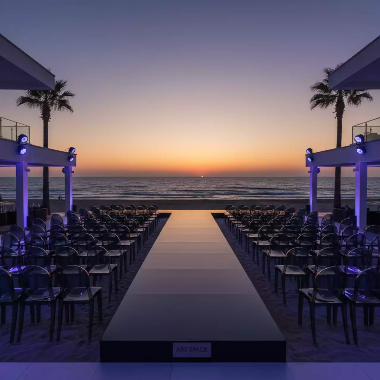 Аренда Стулья прозрачные черные на пляжных клубах Хосты — ART SPACE