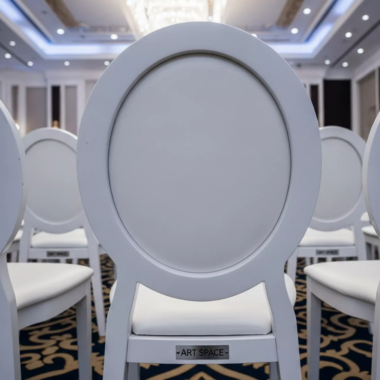 Аренда Стулья Royal Family NICO белый в City Park Hotel Sochi — ART SPACE