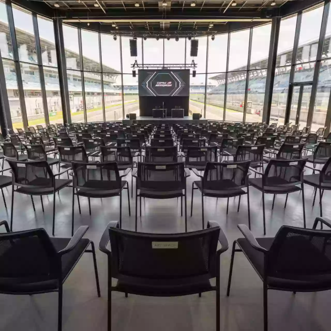Аренда Стулья с подлокотниками черные на Сочи Автодроме — ART SPACE