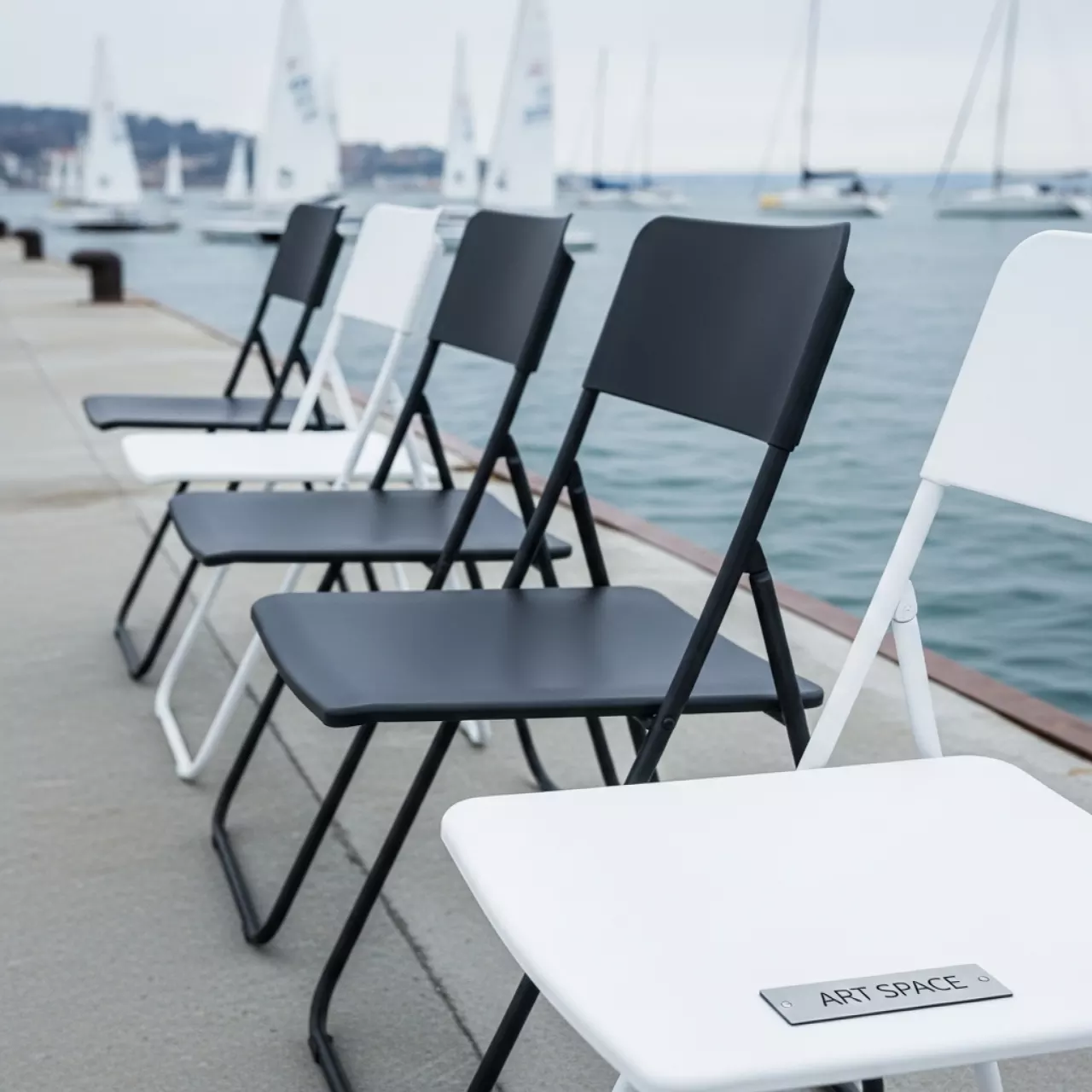 Аренда Стулья складные белые и черные на парусной регате (Сочи) — ART SPACE