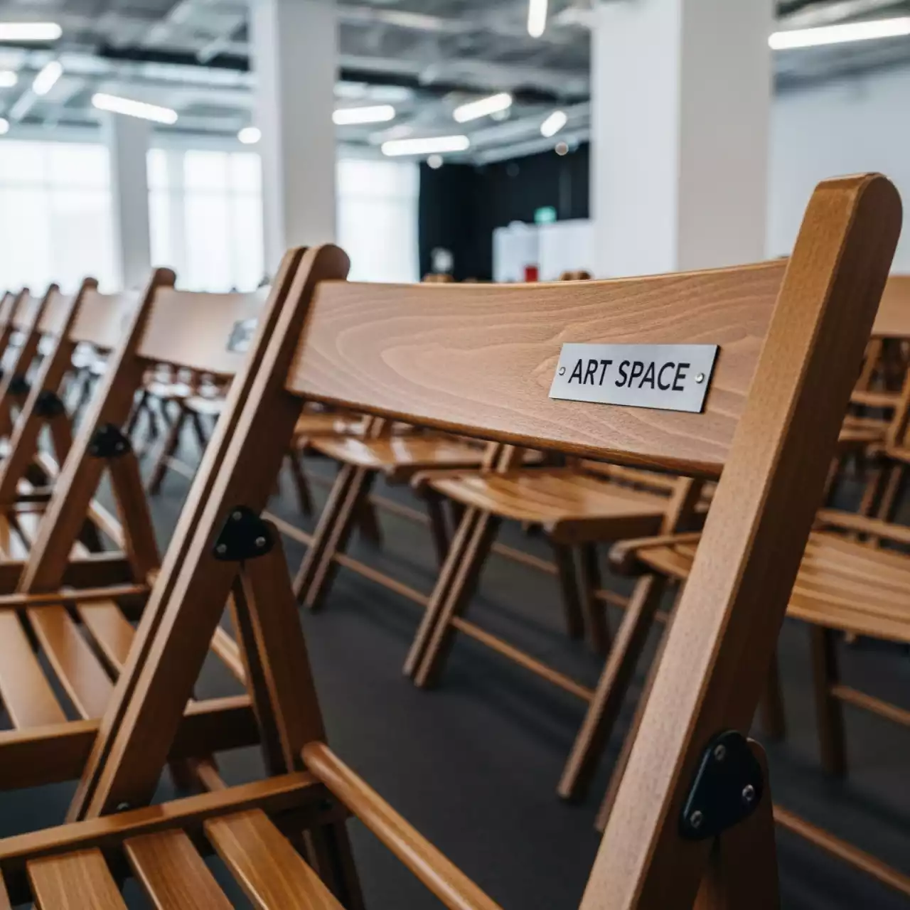 Аренда Стулья складные деревянные коричневые в Маринс Парк Отеле — ART SPACE