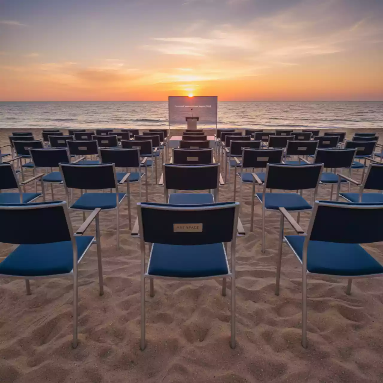 Аренда Стулья складные в Адлере для конференции — ART SPACE