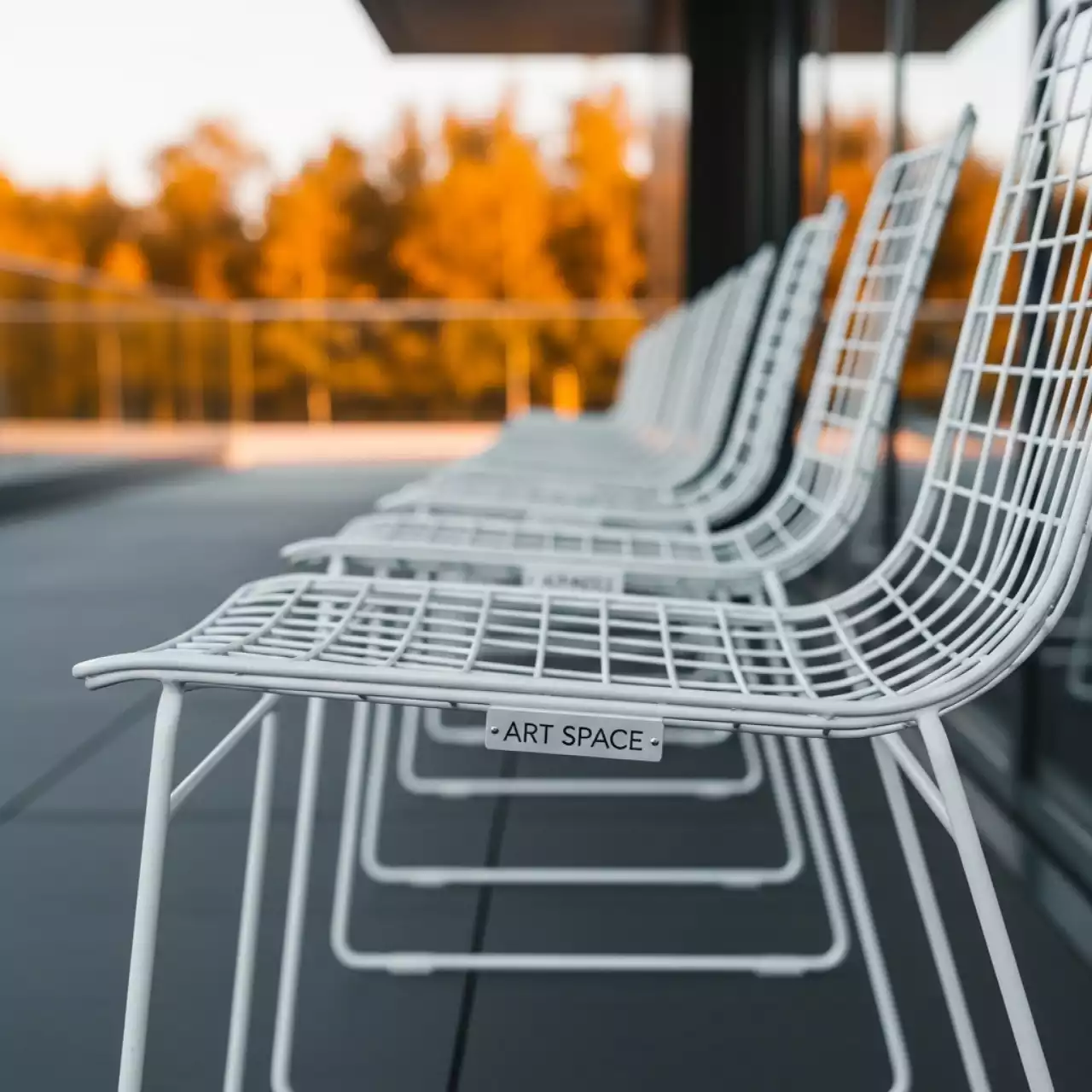 Аренда Стулья Такер белых в Alpha Sirius — ART SPACE